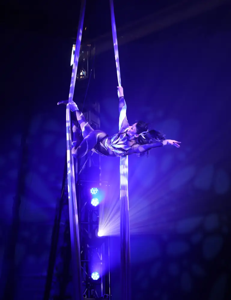Emi Velkova aus Bulgarien begeistert mit ihrer meisterhaften Luftakrobatik am Aerial Silk.