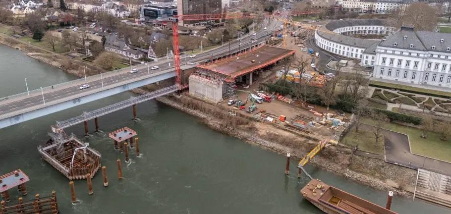 Erster Beton wird an der Pfaffendorfer Brücke verbaut. Erster Beton wird an der Pfaffendorfer Brücke verbaut.