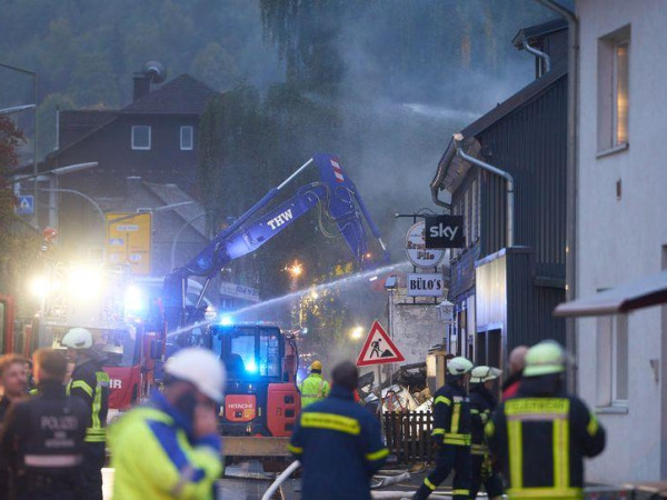 Explosion in einem Wohn- und Geschäftshaus.