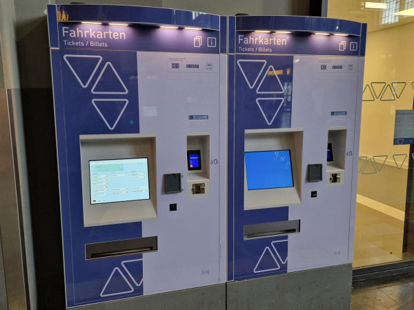 Fahrkartenautomaten vor dem renovierten Fahrgastzentrum im Koblenzer Hauptbahnhof