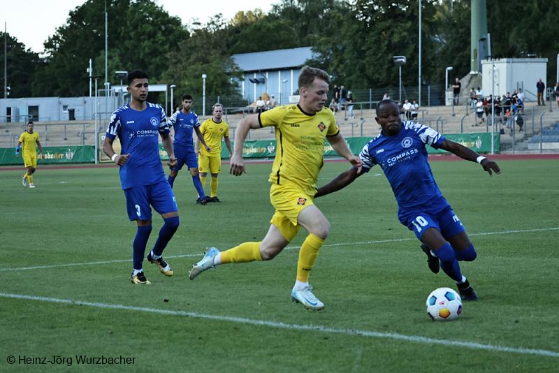 FC Cosmos Koblenz (blaue Trikots), hier in einem Spiel gegen die TuS Koblenz.