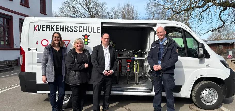 Feierliche Übergabe des neuen Fahrzeugs für die mobile Jugendverkehrsschule. v.l: Petra Rojan (Schulverwaltungsamt), Nicole Adams (Schulleiterin GS Wallersheim), Ingo Schneider (Bildungs- und