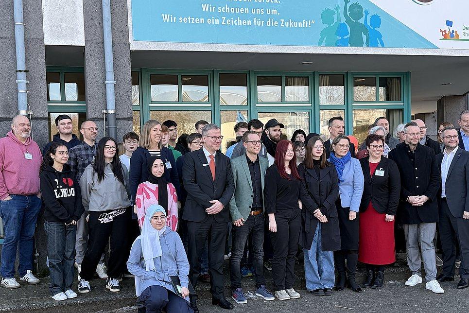 Festliche Einweihung des Demokratieschildes an der Albert-Schweitzer-Realschule plus Mayen. Festliche Einweihung des Demokratieschildes an der Albert-Schweitzer-Realschule plus Mayen.