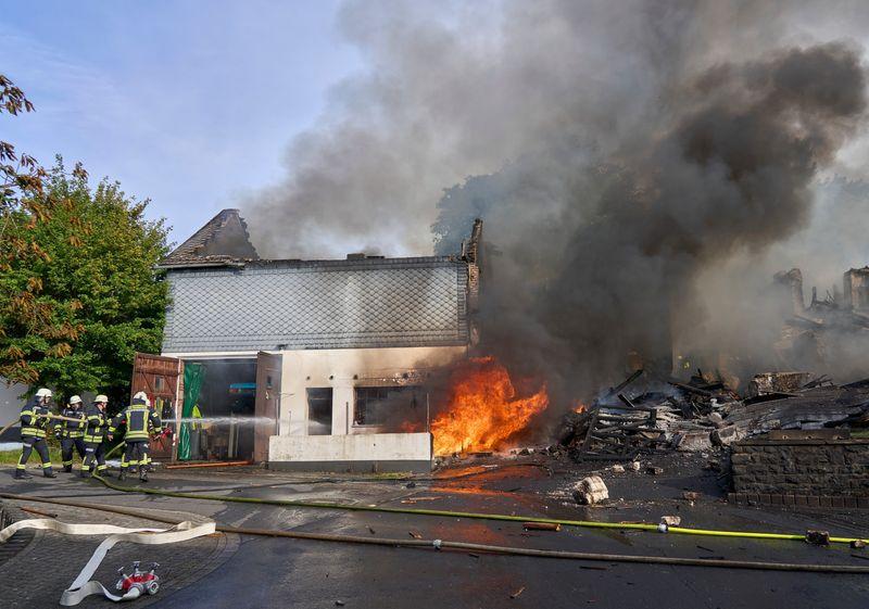 Flammen zerstörten ein Wohnhaus in Rennerod im Westerwaldkreis. Flammen zerstörten ein Wohnhaus in Rennerod im Westerwaldkreis.