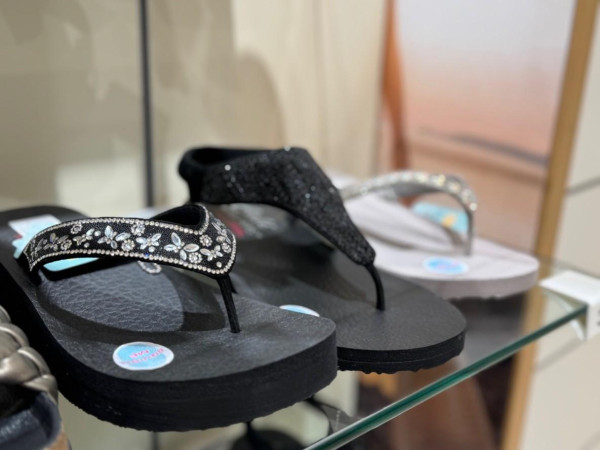 Flip Flops galten lange als reine Badeschlappen. Doch jetzt feiern sie tatsächlich ihr Comeback in der Modewelt.