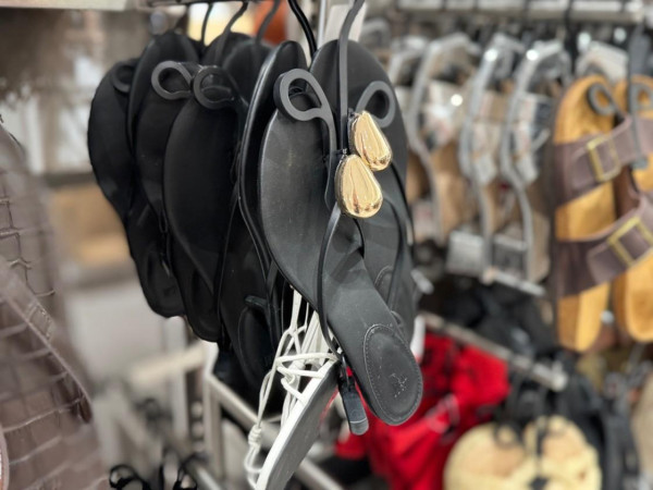 Flip Flops galten lange als reine Badeschlappen. Doch jetzt feiern sie tatsächlich ihr Comeback in der Modewelt.