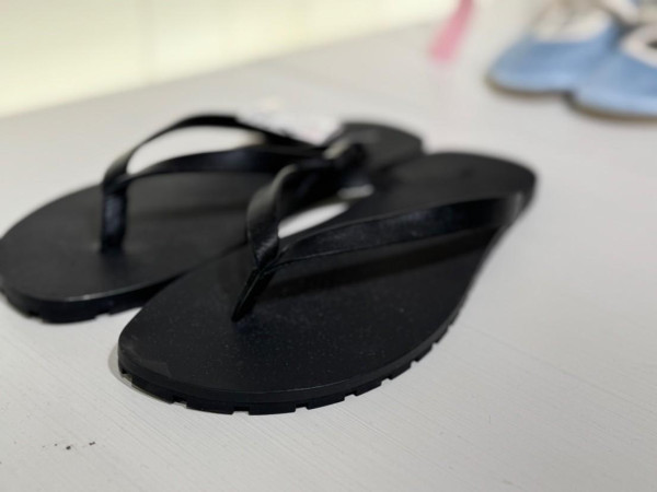 Flip Flops galten lange als reine Badeschlappen. Doch jetzt feiern sie tatsächlich ihr Comeback in der Modewelt.