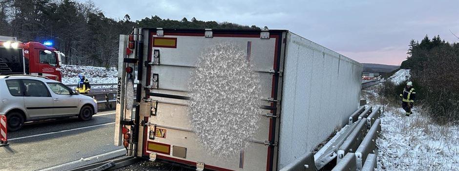 Foto des umgekippten LKW auf der A61 bei Rheinböllen Foto des umgekippten LKW auf der A61 bei Rheinböllen