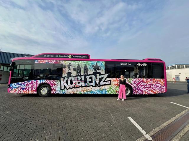 Franziska Diekel (Gewinnerin koveb Urban Art Wettbewerb) vor "ihrem" Urban Art Bus / (c) koveb Franziska Diekel (Gewinnerin koveb Urban Art Wettbewerb) vor "ihrem" Urban Art Bus / (c) koveb