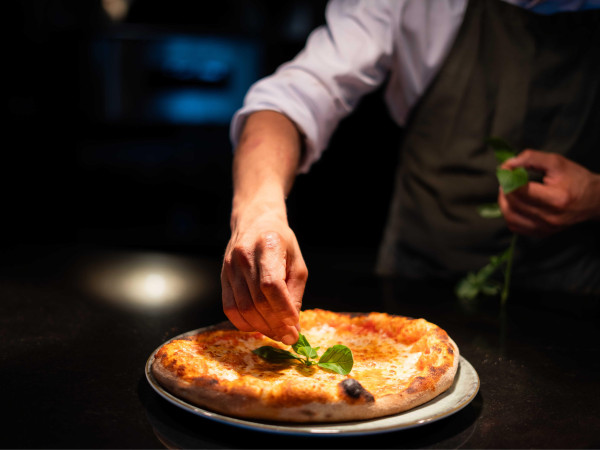 Frisch zubereitete Pizza bei Lemabri.
