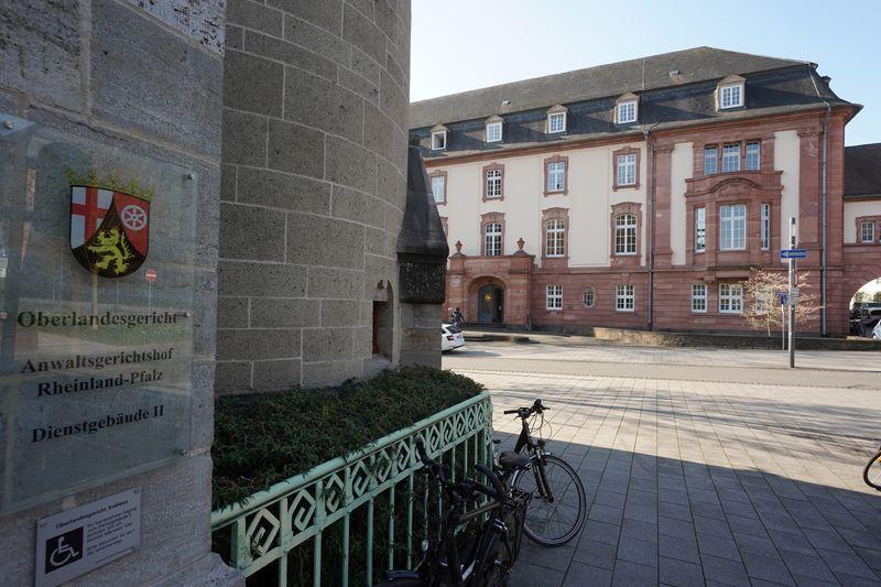 Fünf Männer stehen in Koblenz vor Gericht. (Oberlandesgericht in Koblenz, Archivbild). Fünf Männer stehen in Koblenz vor Gericht. (Oberlandesgericht in Koblenz, Archivbild).