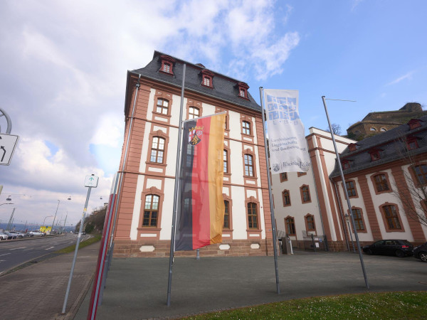 Für den Tag der Trauerfeier war Trauerbeflaggung angeordnet worden.