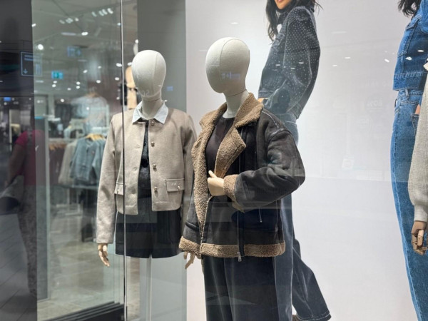 Für die Damen gibt es die trendige Jacke im „ONLY“ Store.