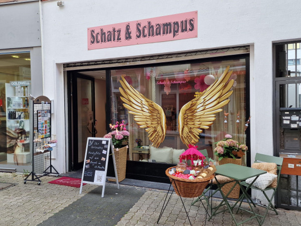 Für Geschenksuchende gibt es im Altengraben eine neue Anlaufstelle: „Schatz und Schampus“.