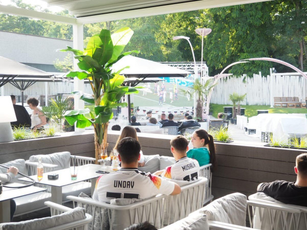 Fußballfans bei einem Public-Viewing Event im "Über Tage"