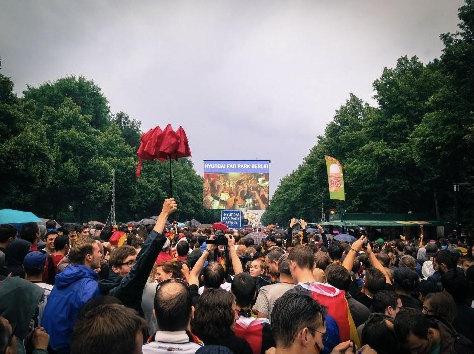 Fußballfans bei einem Public-Viewing Event/ Symbolbild Fußballfans bei einem Public-Viewing Event/ Symbolbild