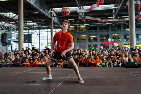 Fußballkunst hautnah: Jannik Freestyle begeistert Groß und Klein auf der Showbühne im ring°boulevard beim großen Nürburgring Familientag. Fußballkunst hautnah: Jannik Freestyle begeistert Groß und Klein auf der Showbühne im ring°boulevard beim großen Nürburgring Familientag.