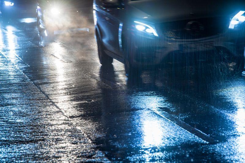 Gefrierender Regen dürfte vor allem am Vormittag in Rheinland-Pfalz und im Saarland zu teils gefährlich glatten Straßen führen. (Archivbild)