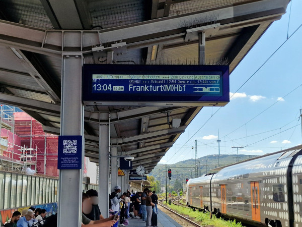 Gleis 1 am Koblenzer Hauptbahnhof, der RE2 nach Frankfurt hat Verspätung.