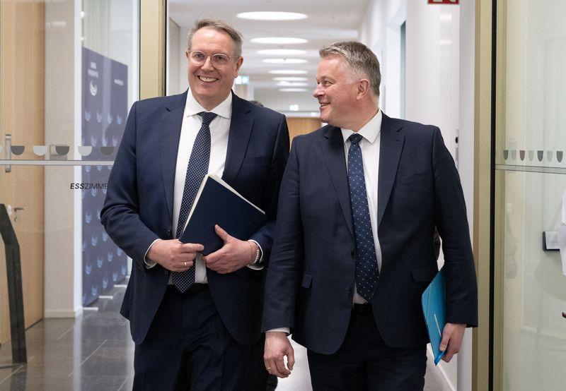Gordon Schnieder (CDU, rechts) und Alexander Schweitzer (SPD) haben sich auf einen rund 100-seitigen Koalitionsvertrag verständigt. Gordon Schnieder (CDU, rechts) und Alexander Schweitzer (SPD) haben sich auf einen rund 100-seitigen Koalitionsvertrag verständigt.