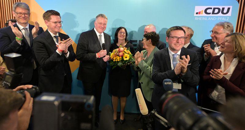 Gordon Schnieder, Wahlsieger in Rheinland-Pfalz, steht mit seiner Ehefrau Diane neben seinem Bruder, Bundesverkehrsminister Patrick Schnieder (CDU).