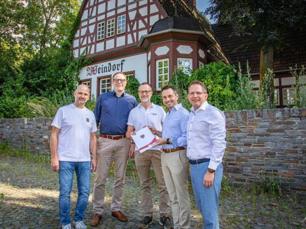 Gruppenfoto der Pächter: Josef Heinen (von links, Zentrales Gebäudemanagement Stadt Koblenz), Claus Hoffmann (Koblenz Touristik), Johannes Ahsenmacher (Geschäftsführer der Ahsenmacher GmbH & Co. KG), Oberbürgermeister David Langner und Lars Hörnig (Geschäftsführer Stadtwerke Koblenz) besiegeln die zukünftige Zusammenarbeit am Weindorf Koblenz.