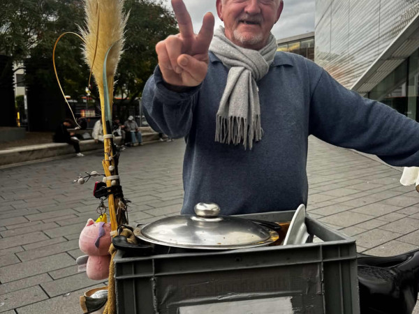 Günter Kohrt, 73, hat Spaß daran sein Essen an die Koblenzer Bedürftigen zu verteilen