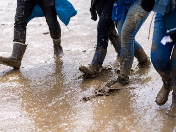 Gummistiefel gehören für alle Fälle in eine gute Festival-Ausrüstung.