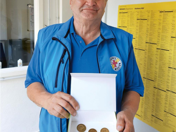 Hans Neffgen von der Koblenzer Bahnhofsmission nahm die ungewöhnliche Spende entgegen und wird diesen besonderen Tag so schnell nicht vergessen.