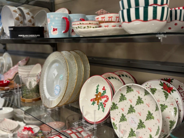 Hübsches Geschirr für die Festtage und eine weihnachtliche Tafel.