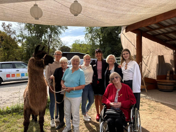 Im August besuchten vier Bewohnerinnen des Seniorenzentrums AWO in Bendorf, Glückslama in Brey