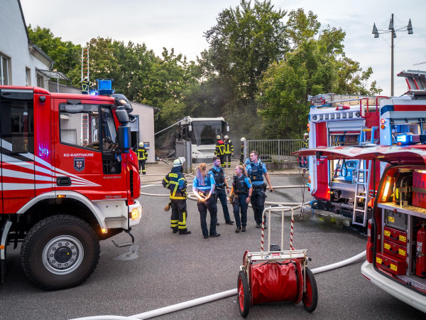 Im Einsatz waren 30 Kräfte Feuerwehr, 6 Rettungskräfte und 6 Kräfte der Polizei Koblenz.