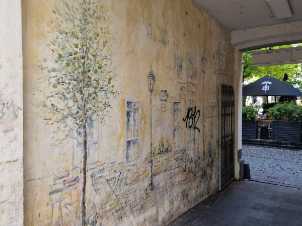 Im Gebrüder-Dommermuth-Weg in der Koblenzer Altstadt befindet sich bereits das Lotte-Meurer-Wandbild „Licht des Südens“.