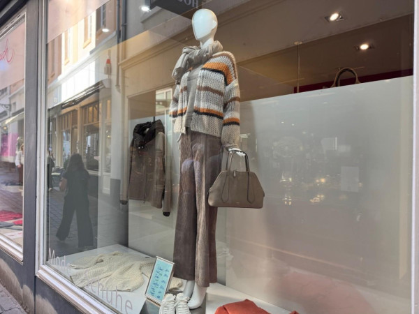 Im Store „Sowohlalsauch“ entdeckt man einen unverzichtbaren Klassiker für den Herbst: ein grob gestrickter Cardigan.