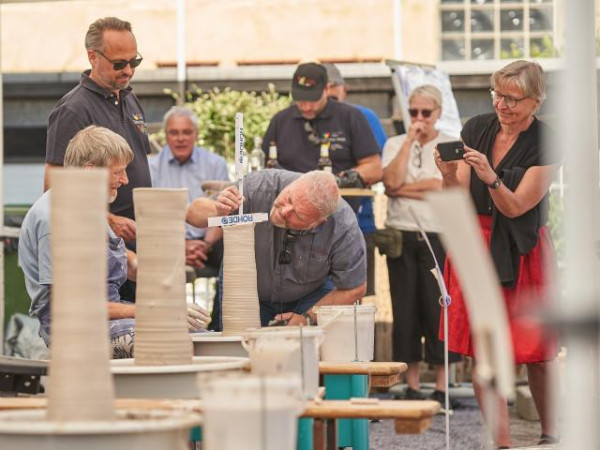 Im Westerwald lockt der 45. Europäische Keramikmarkt in Höhr-Grenzhausen.