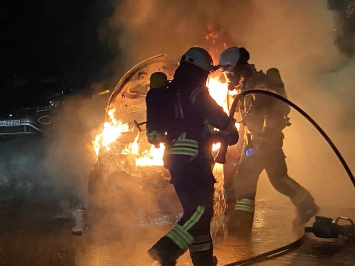 In Bad Breisig brannte in der Nach zum Mittwoch ein E-Auto völlig aus.