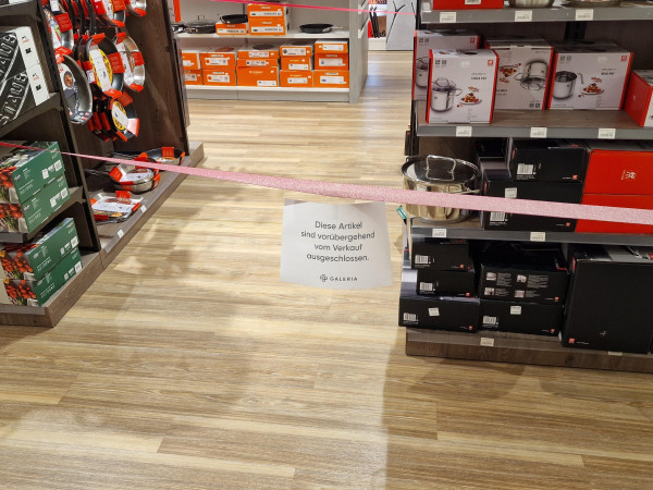 In der Galeria-Filiale in Koblenz sind einige Waren mit Flatterband abgesperrt und dürfen nicht verkauft werden.