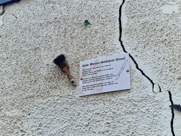 In der Koblenzer Gemüsegasse erinnert ein Pinsel an der Hauswand an das ehemalige Atelier Lotte Meurers.