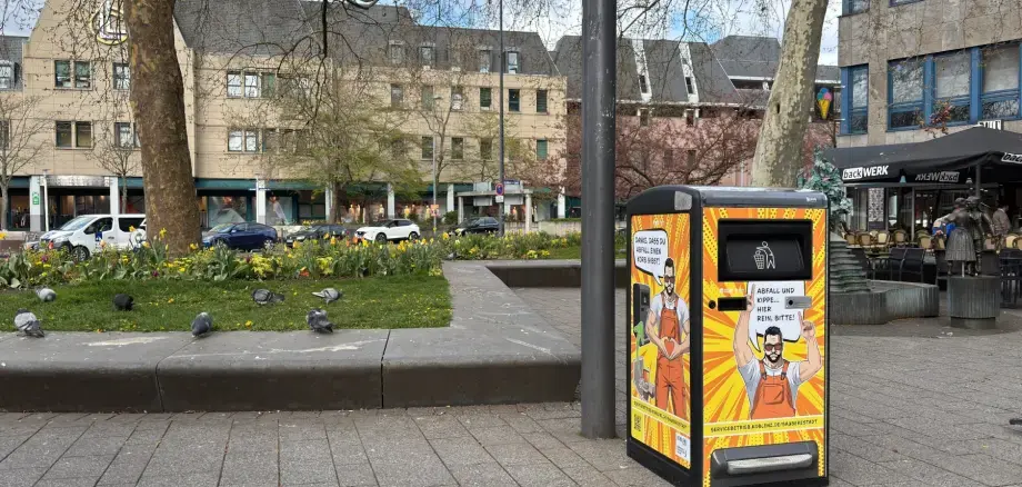 In der Koblenzer Innenstadt werden derzeit neuartige Papierkörbe getestet, die aufgrund von Verdichtung ein Vielfaches des regulären Abfallvolumens eines Papierkorbs aufnehmen können. Hier am In der Koblenzer Innenstadt werden derzeit neuartige Papierkörbe getestet, die aufgrund von Verdichtung ein Vielfaches des regulären Abfallvolumens eines Papierkorbs aufnehmen können. Hier am