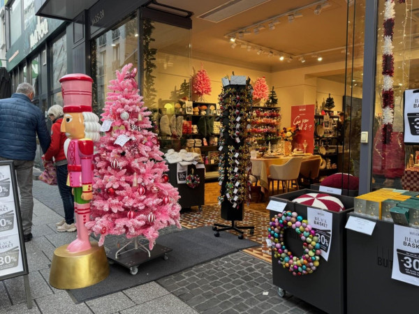 In der Löhstraße geht es weiter zu „BUTLERS“. Hier setzt die Weihnachtsdeko gleich zu Beginn ein Statement.