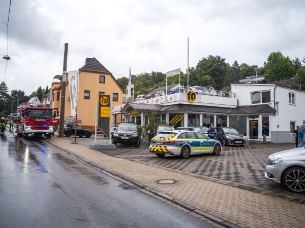 In dieser Autowerkstatt gab es einen Arbeitsunfall. Zwei Personen wurden verletzt.