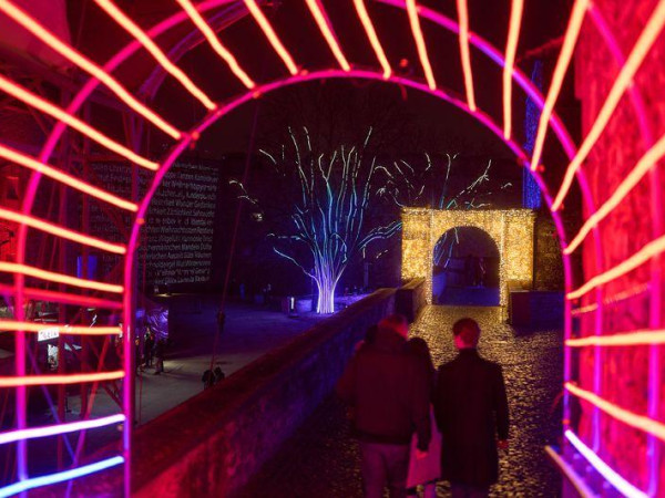 In Koblenz schmücken Lichter ab dem 20. November wieder die Festung Ehrenbreitstein. (Archivbild)