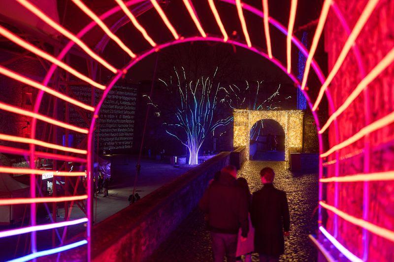 In Koblenz schmücken Lichter ab dem 20. November wieder die Festung Ehrenbreitstein. (Archivbild)