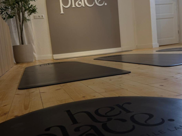 Innenansicht des "her place", dem Reformer Pilates & Barre-Studio in Montabaur.