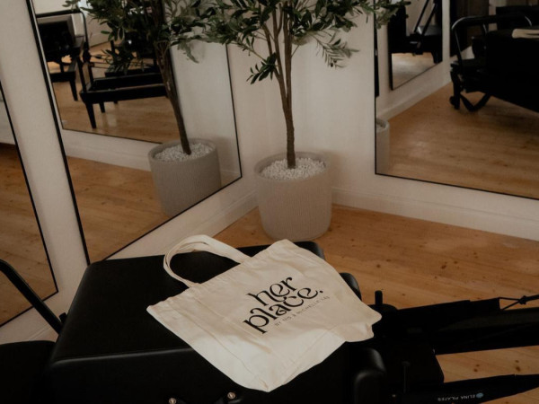 Innenansicht des "her place", dem Reformer Pilates & Barre-Studio in Montabaur.