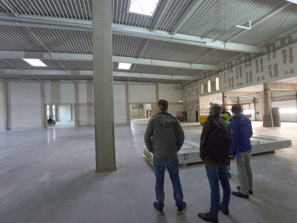 Insgesamt hat das Gebäude mit einem Hochregallager 1.700 Palettenstellplätze.
