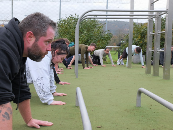 Jeden Samstag um 10 Uhr trifft sich die Gruppe am Calisthenics-Parcours in Koblenz-Güls. Die Teilnehmerzahl schwankt zwischen sieben und 30 Personen.