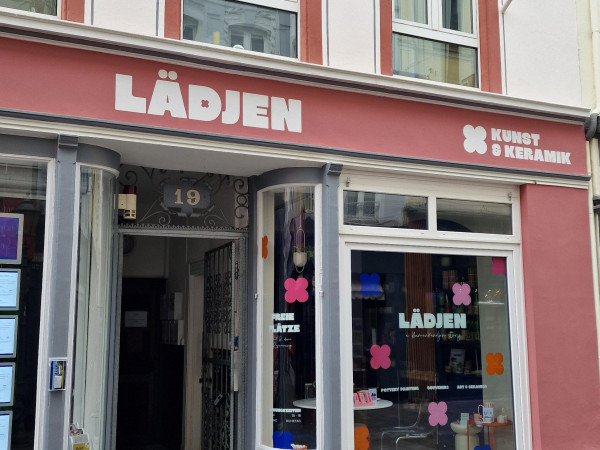 Jennifer Kluge, die bereits das „blumenkindjen ART STUDIO“ in Koblenz führt, erweitert ihr Konzept mit dem „Lädjen“.