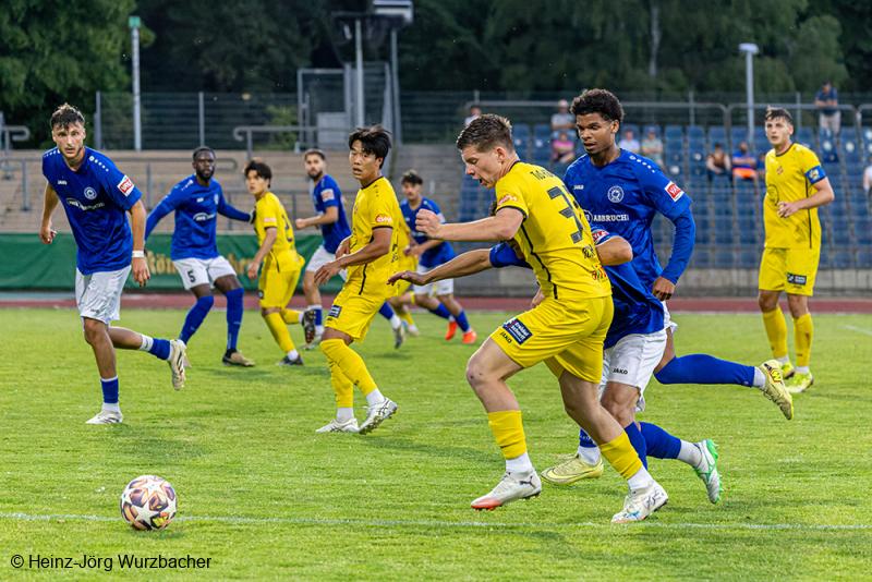 Jeremy Mekoma (2. v. rechts) im Koblenzer Stadtderby gegen die TuS (in Gelb)