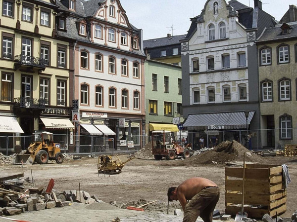 Jesuitenplatz bei seiner Sanierung im Jahr 1986.